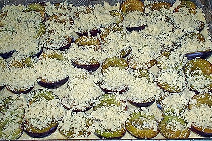 Pflaumenkuchen mit Streuseln auf dem Blech 19