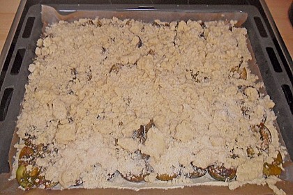 Pflaumenkuchen mit Streuseln auf dem Blech 18