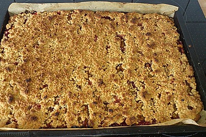 Pflaumenkuchen mit Streuseln auf dem Blech 4