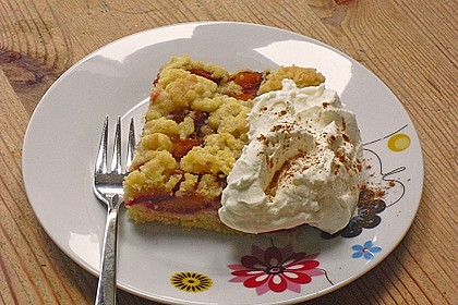 Pflaumenkuchen mit Streuseln auf dem Blech 1