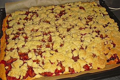 Pflaumenkuchen mit Streuseln auf dem Blech 3