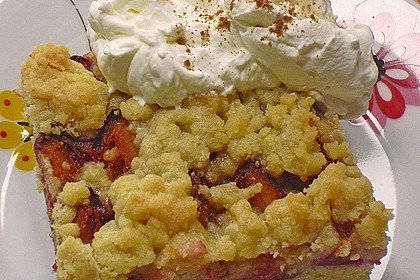 Pflaumenkuchen mit Streuseln auf dem Blech 2