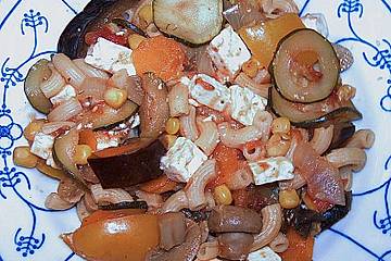 Bunte Gemüsepfanne mit Schafskäse