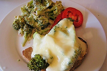 H&auml;hnchentoast mit Brokkoli