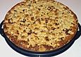 Blechkuchen mit Kirschen und Streuseln
