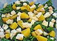Spinatsalat mit Brie, Sesam und Pfirsich