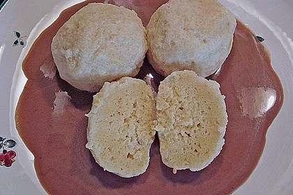 Topfenkn&ouml;del mit Marzipansauce