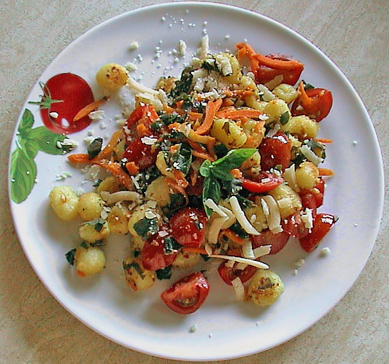 Gnocchi Mit Tomaten Gemüse Sauce Und Gorgonzola überbacken — Rezepte Suchen