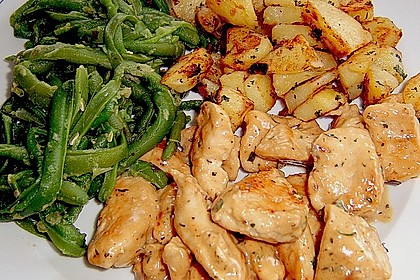 H&auml;hnchenbrust mit Bohnenkrautsauce, Bohnengem&uuml;se und Bratkartoffeln