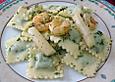 Ravioli mit gebratenen Garnelen und Spargel in Kr&auml;utersahne