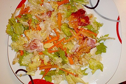 Ziegenk&auml;seb&auml;llchen im Speckmantel auf Karotten - Endivien - Salat
