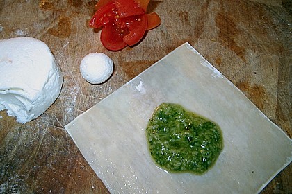 Cocktailtomate im Pesto - Wantanteigmantel mit Ziegenfrischkäse gefüllt 4