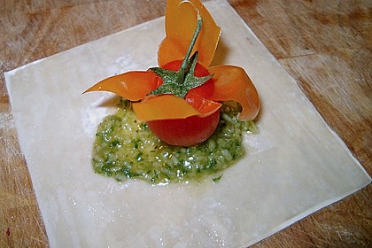 Cocktailtomate im Pesto - Wantanteigmantel mit Ziegenfrischkäse gefüllt 1
