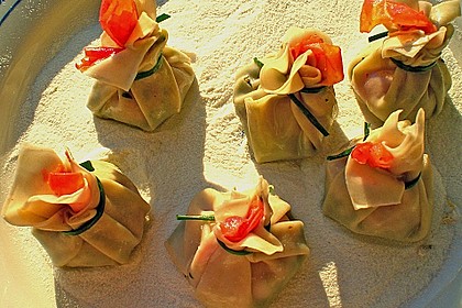 Cocktailtomate im Pesto - Wantanteigmantel mit Ziegenfrischkäse gefüllt 2