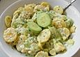 Kartoffelsalat mit Gurke, lauwarm