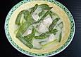 Suppe mit Spargel, Zuckerschoten und Huhn