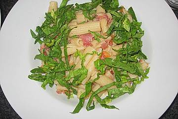 Pasta mit Schinken und Spinat in Thymiansauce
