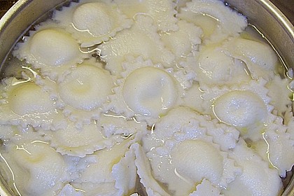 Selbstgemachte Kr&auml;uter - Ricotta - Tortellini 10