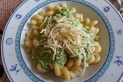 Farfalle mit Brokkolisauce 9