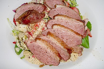 Spargel mit Erdbeeren und Entenbrust
