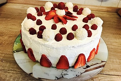 Erdbeer-Raffaello-Torte 4