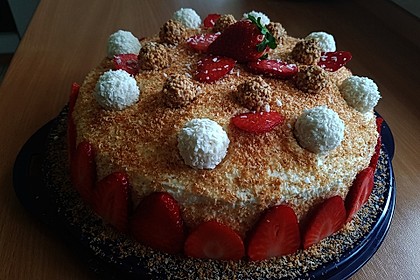 Erdbeer-Raffaello-Torte 11