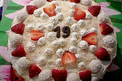 Erdbeer-Raffaello-Torte 215