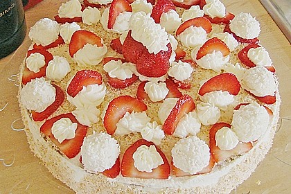 Erdbeer-Raffaello-Torte 129