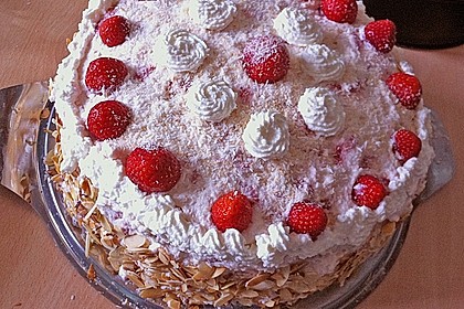 Erdbeer-Raffaello-Torte 180