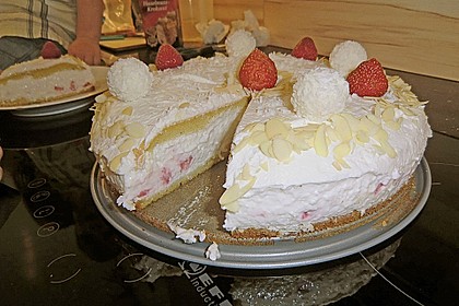 Erdbeer-Raffaello-Torte 157