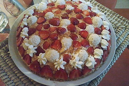Erdbeer-Raffaello-Torte 159