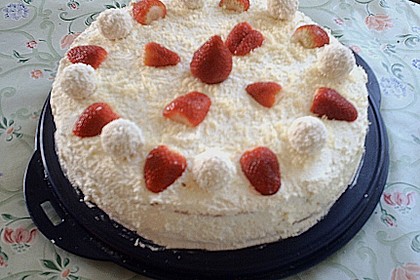 Erdbeer-Raffaello-Torte 220