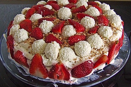 Erdbeer-Raffaello-Torte 55