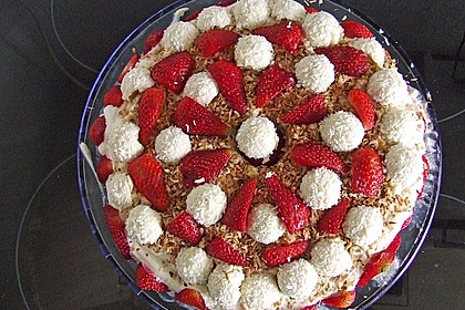 Erdbeer-Raffaello-Torte 64