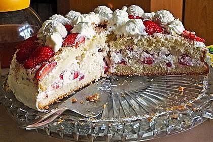 Erdbeer-Raffaello-Torte 82