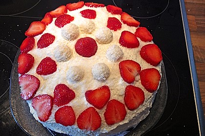 Erdbeer-Raffaello-Torte 195