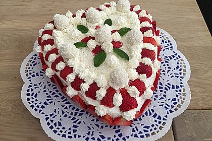 Erdbeer-Raffaello-Torte 6