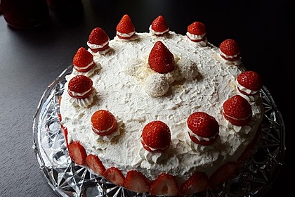 Erdbeer-Raffaello-Torte 148