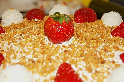 Erdbeer-Raffaello-Torte 221