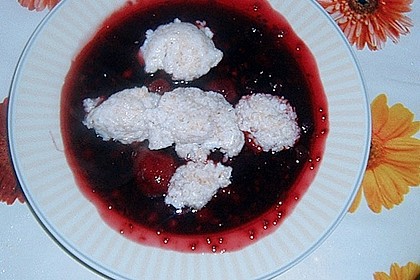 Beeren - Kaltschale mit Kokos - Kl&ouml;&szlig;chen