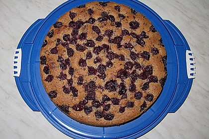 Nusskuchen mit Sauerkirschen 24