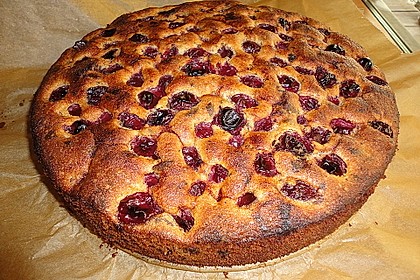 Nusskuchen mit Sauerkirschen 25