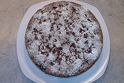 Nusskuchen mit Sauerkirschen