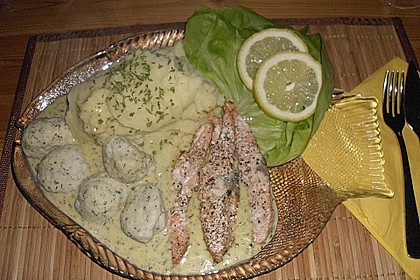 Hechtkl&ouml;&szlig;chen in Dillsauce