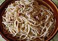 Nudelsalat mit Zucchini und getrockneten Tomaten