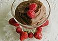 Mousse au Chocolat auf Bananensalat