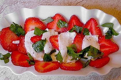 Erdbeeren mit Mozzarella und Basilikum 1