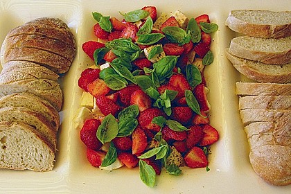 Erdbeeren mit Mozzarella und Basilikum