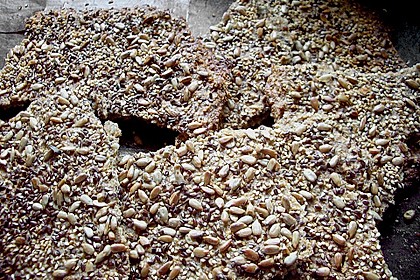 Kerniges Knäckebrot 77