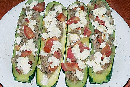 Gef&uuml;llte Zuccini mit Hackfleisch und Fetak&auml;se